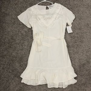 New with tags white boho style dress. Size large, fits like a medium.